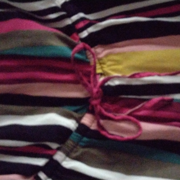 Express size s rompe so cute has a tie in the Middle with elastic spring vibes - Picture 4 of 4